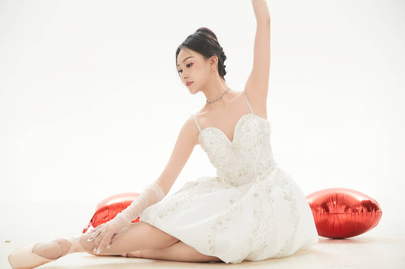 白色背景下跳芭蕾舞的亚洲少女图片