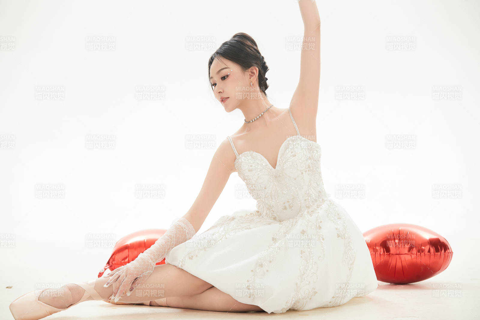 白色背景下跳芭蕾舞的亚洲少女图片