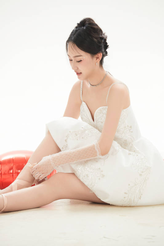 白色背景下跳芭蕾舞的亚洲少女图片