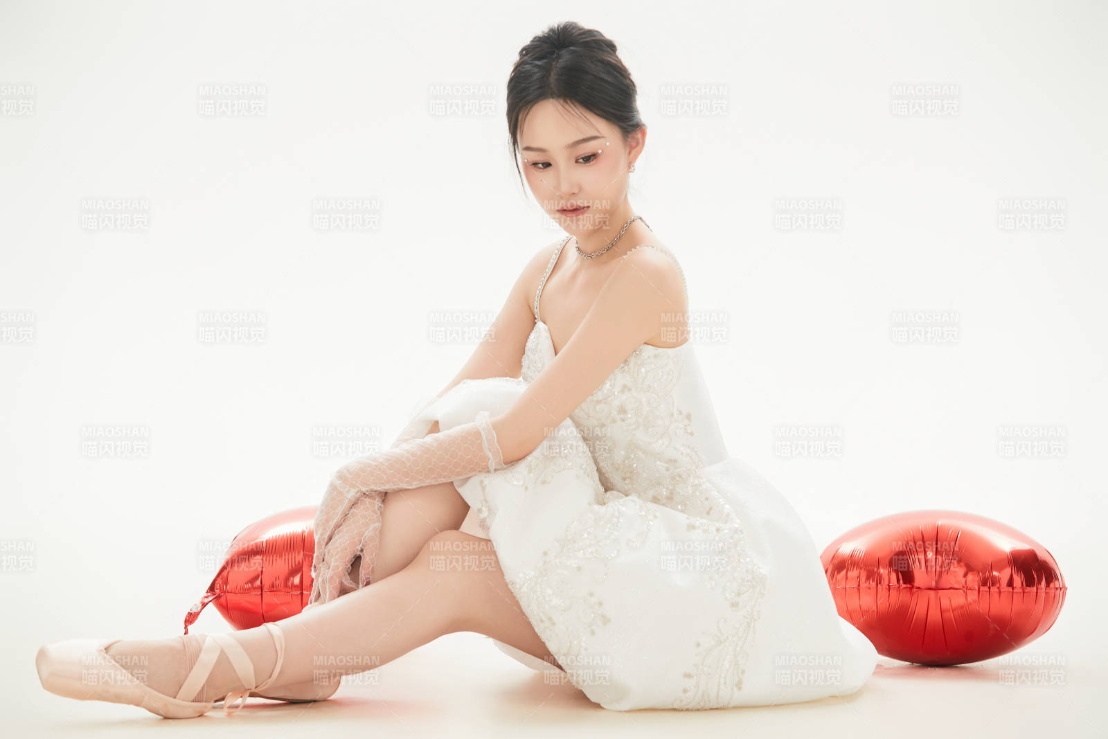 白色背景下跳芭蕾舞的亚洲少女图片