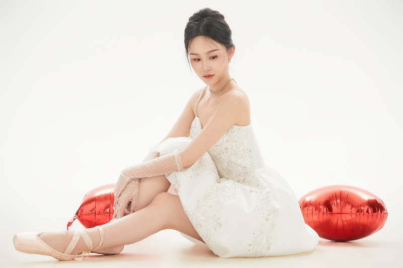 白色背景下跳芭蕾舞的亚洲少女图片