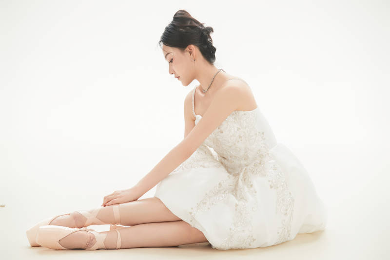 白色背景下跳芭蕾舞的亚洲少女图片