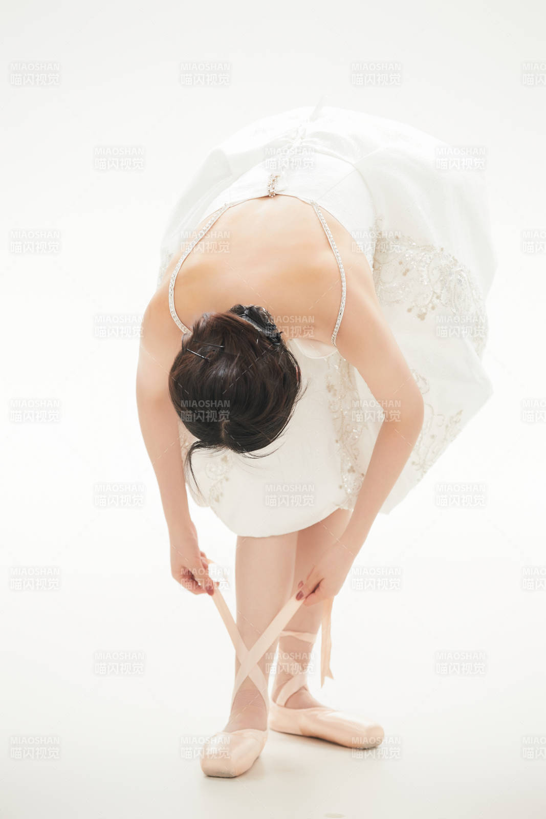 白色背景下跳芭蕾舞的亚洲少女图片