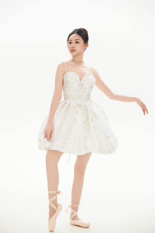 白色背景下跳芭蕾舞的亚洲少女图片