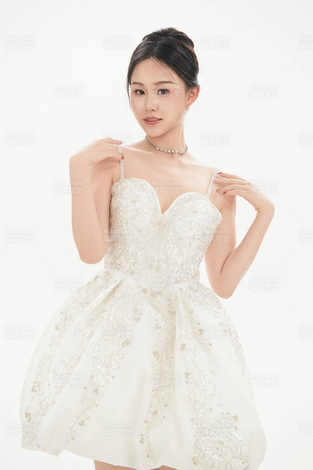 白色背景下跳芭蕾舞的亚洲少女图片