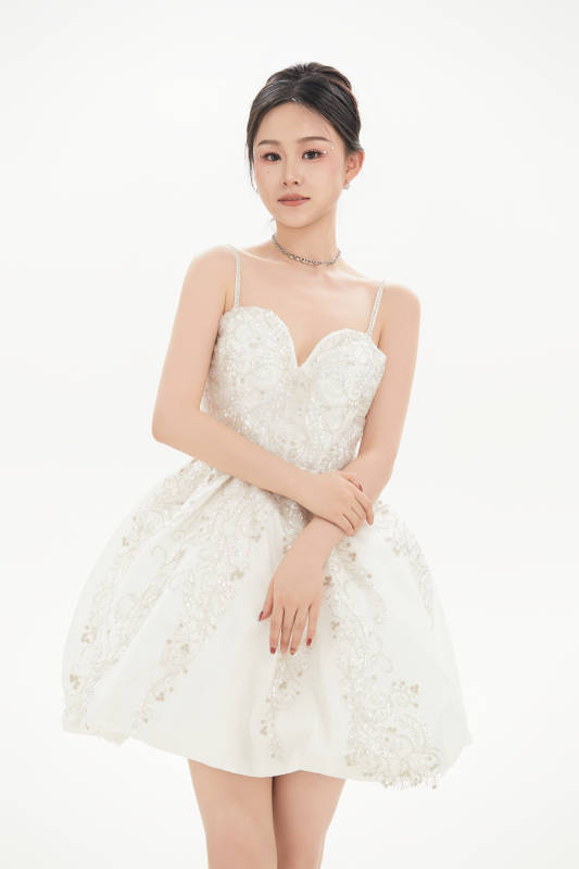 白色背景下跳芭蕾舞的亚洲少女图片