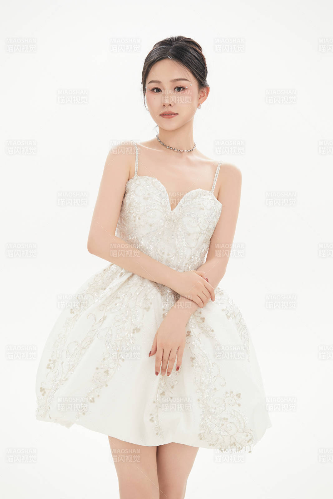 白色背景下跳芭蕾舞的亚洲少女图片