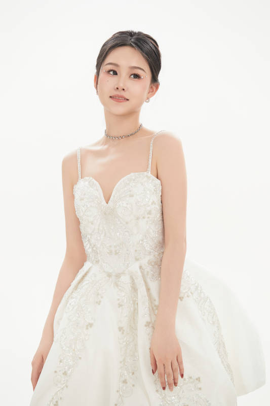 白色背景下跳芭蕾舞的亚洲少女图片