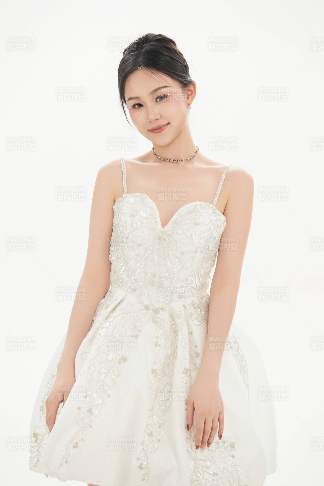 白色背景下跳芭蕾舞的亚洲少女图片