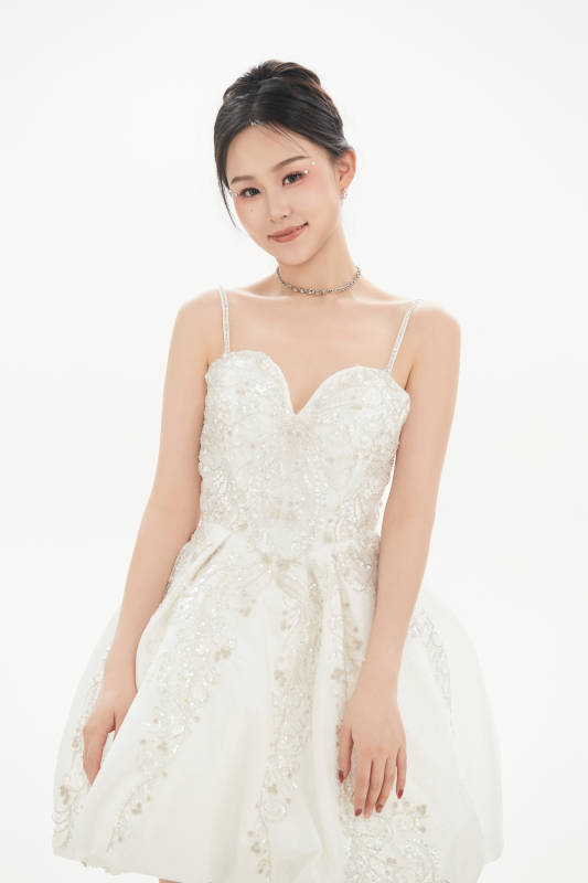 白色背景下跳芭蕾舞的亚洲少女图片