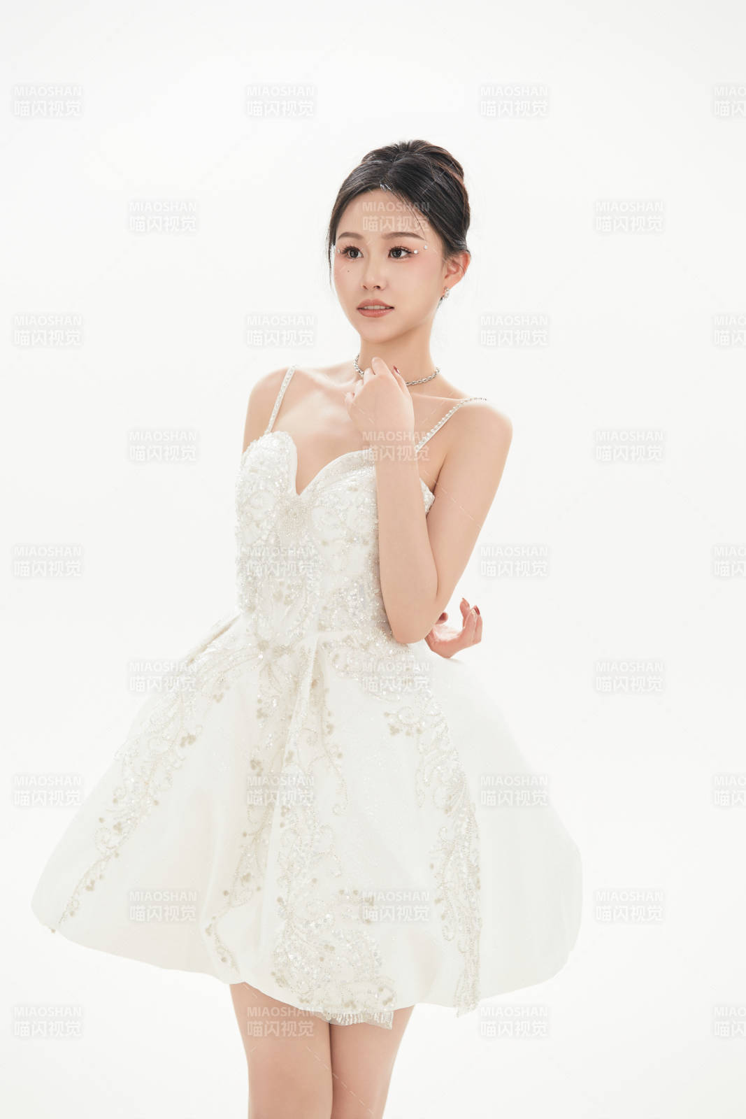 白色背景下跳芭蕾舞的亚洲少女图片