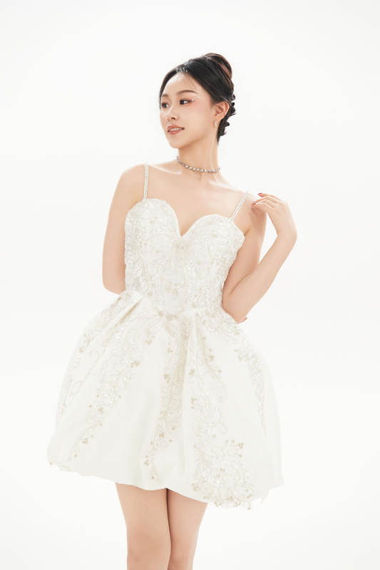 白色背景下跳芭蕾舞的亚洲少女图片