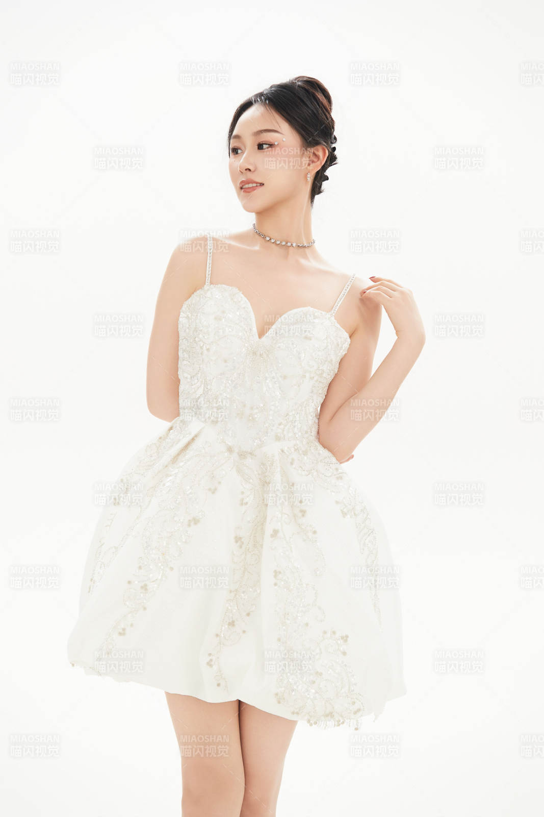 白色背景下跳芭蕾舞的亚洲少女图片