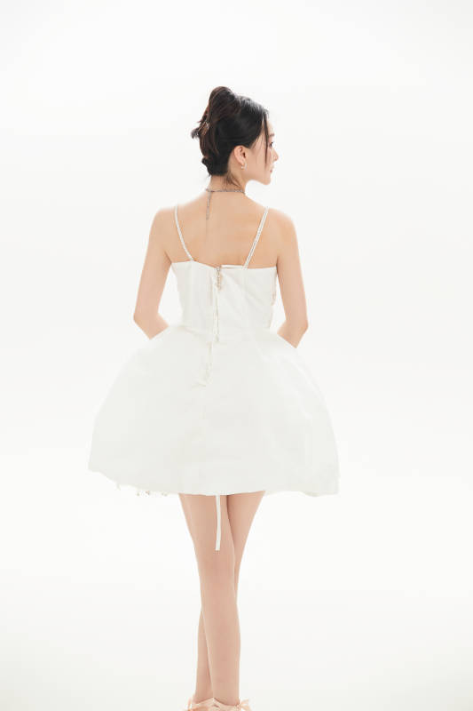 白色背景下跳芭蕾舞的亚洲少女图片