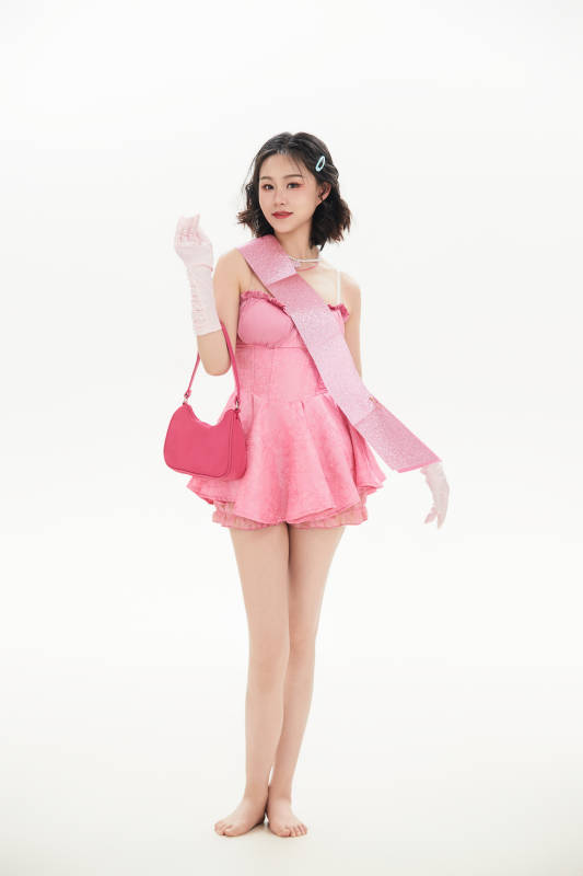 身穿粉色芭蕾舞服跳舞的亚洲少女图片