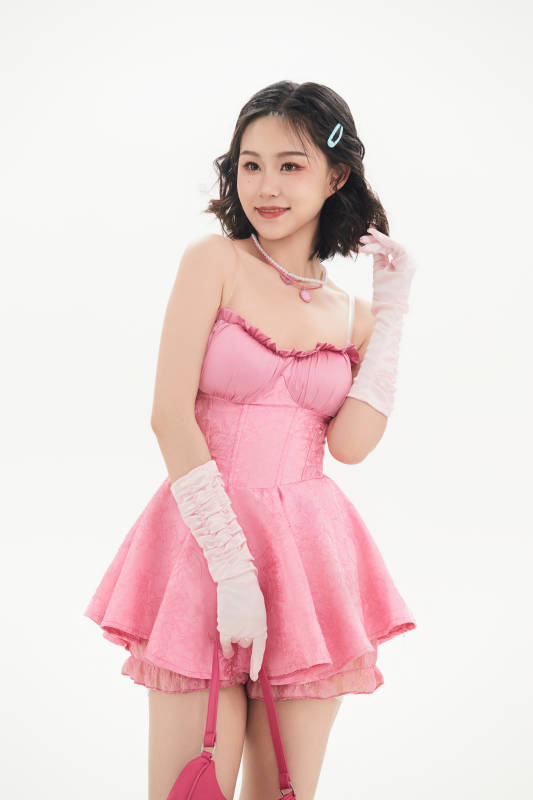 身穿粉色芭蕾舞服跳舞的亚洲少女图片