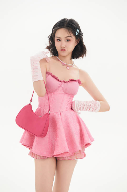 身穿粉色芭蕾舞服跳舞的亚洲少女图片