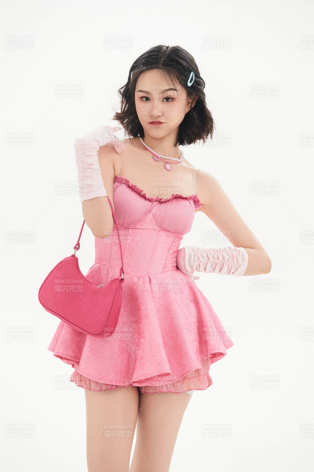 身穿粉色芭蕾舞服跳舞的亚洲少女图片