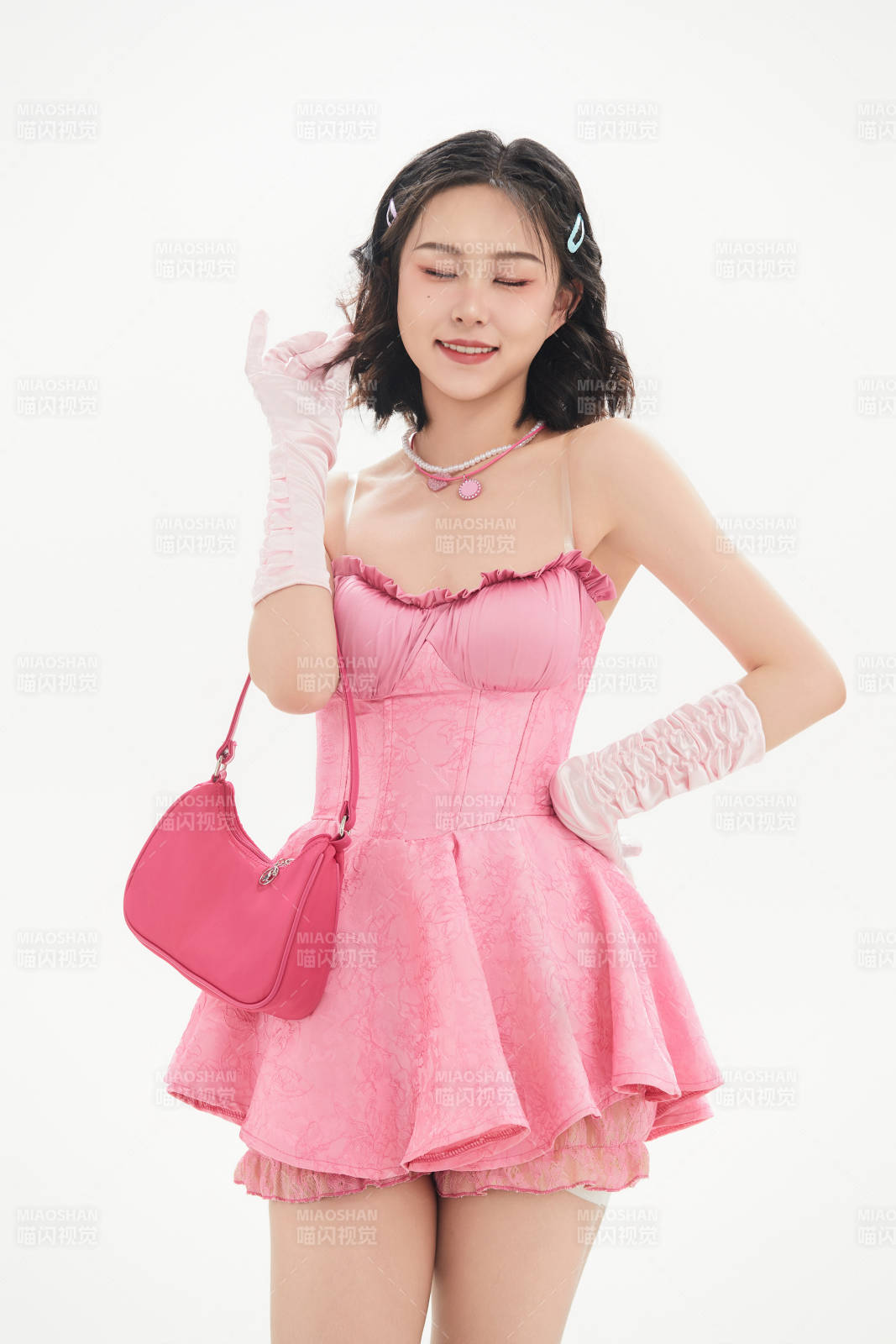 身穿粉色芭蕾舞服跳舞的亚洲少女图片