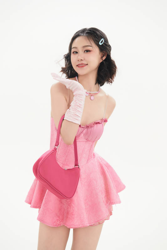 身穿粉色芭蕾舞服跳舞的亚洲少女图片