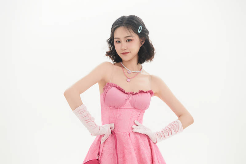 身穿粉色芭蕾舞服跳舞的亚洲少女图片