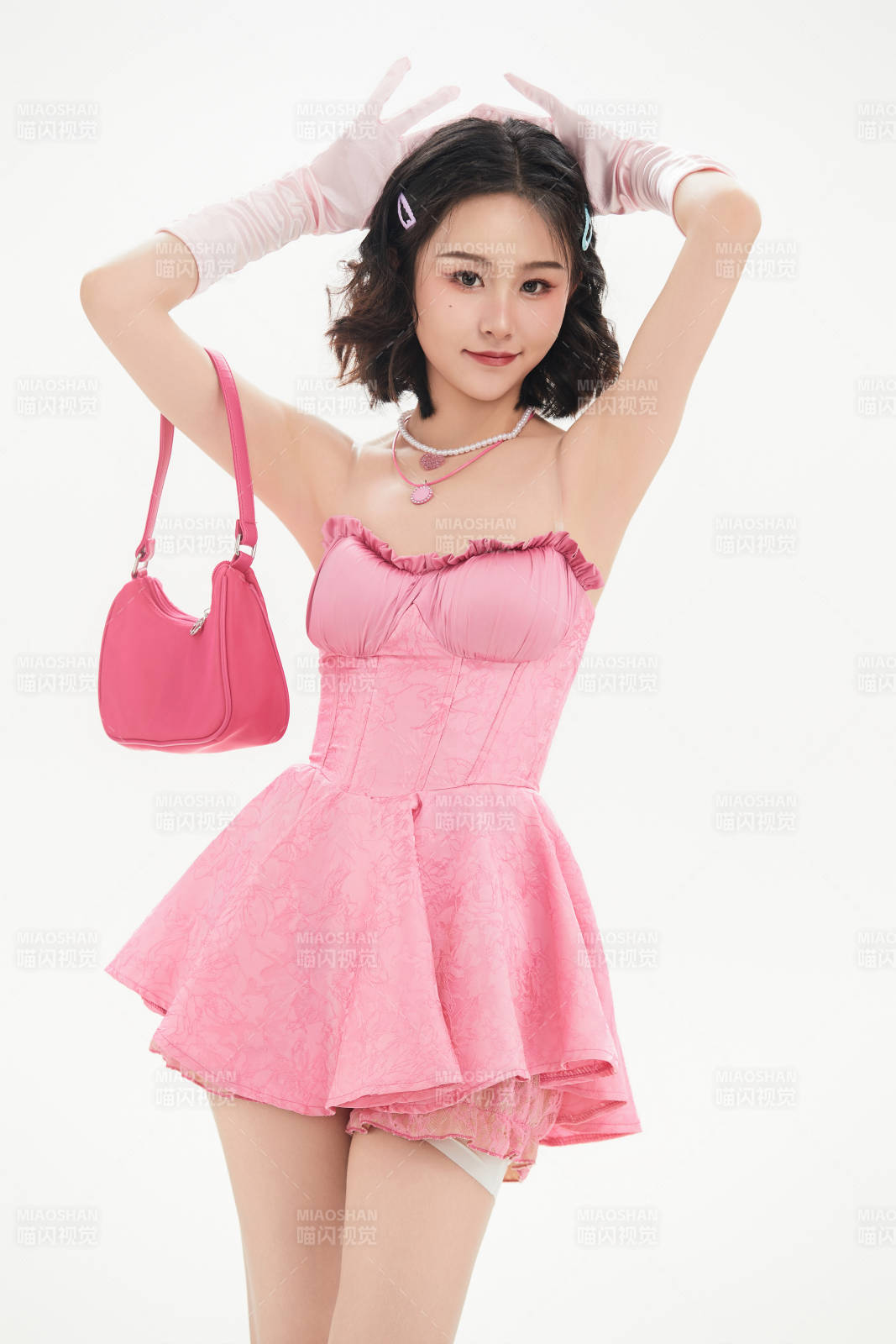 身穿粉色芭蕾舞服跳舞的亚洲少女图片