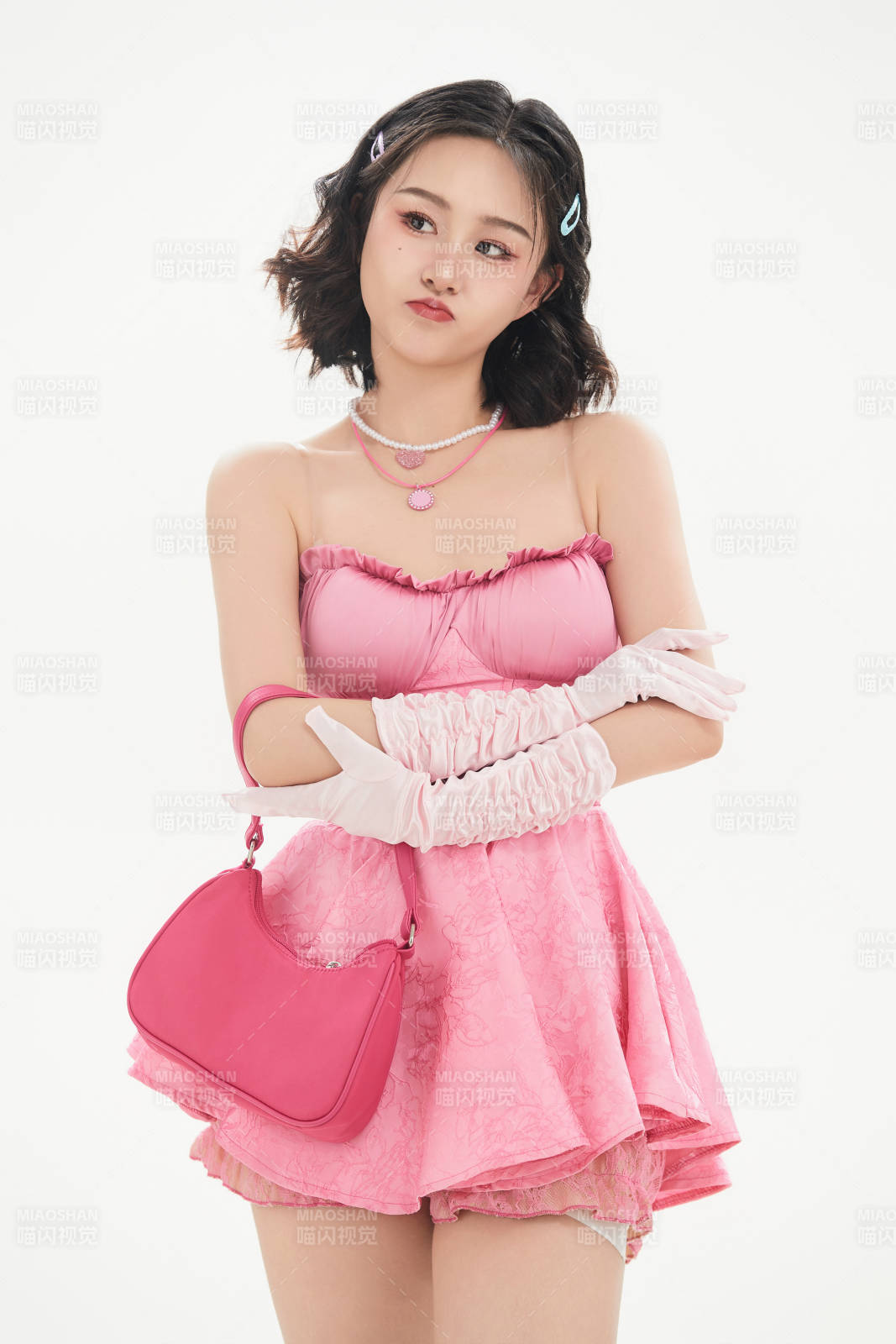 身穿粉色芭蕾舞服跳舞的亚洲少女图片