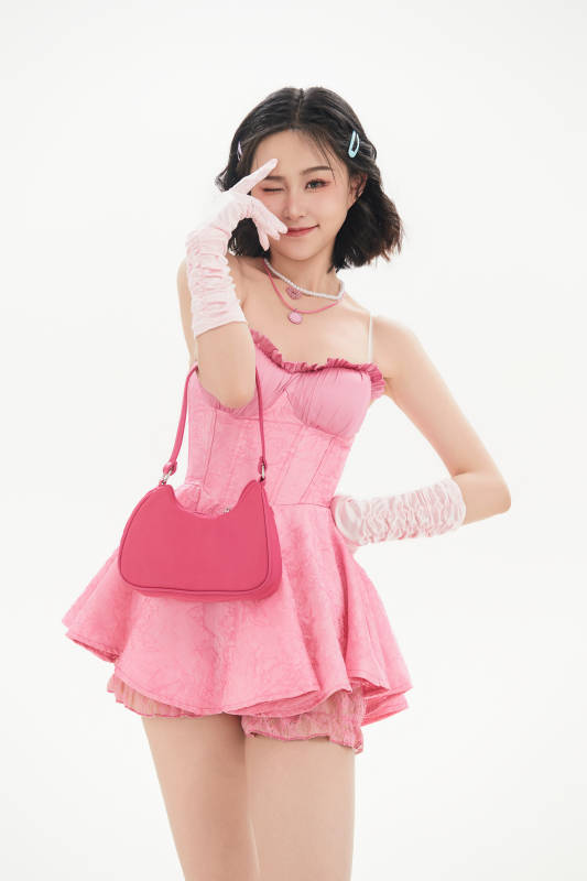 身穿粉色芭蕾舞服跳舞的亚洲少女图片