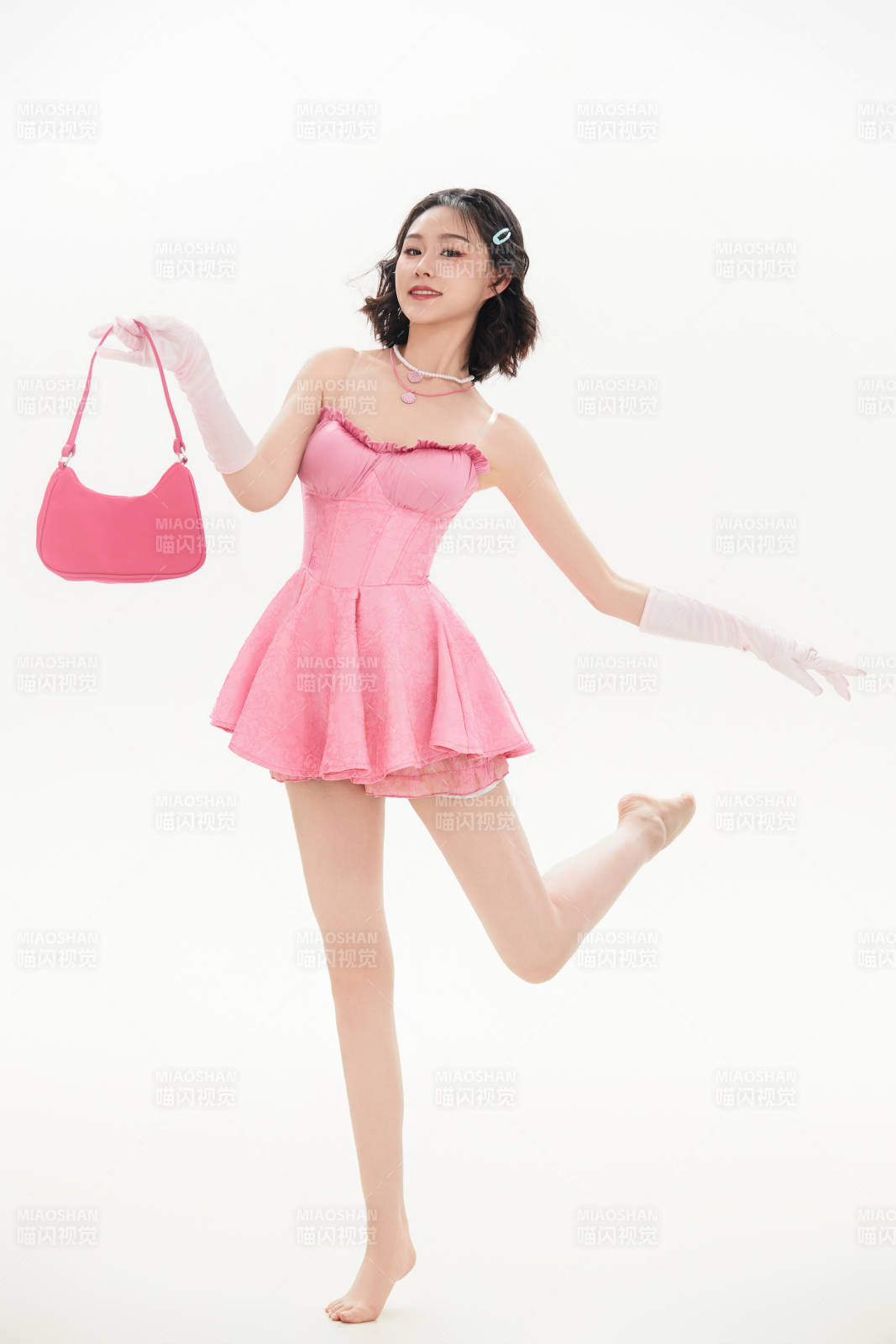 身穿粉色芭蕾舞服跳舞的亚洲少女图片