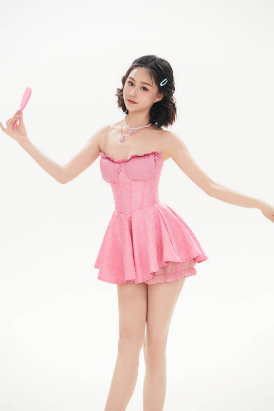 身穿粉色芭蕾舞服跳舞的亚洲少女图片