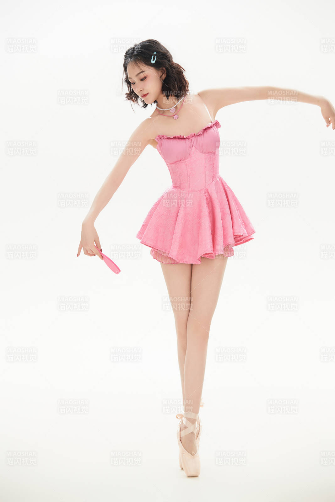 身穿粉色芭蕾舞服跳舞的亚洲少女图片