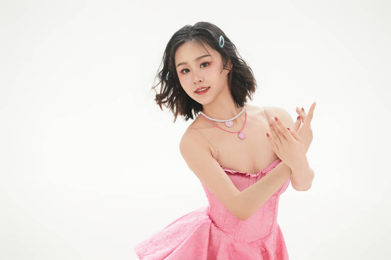 身穿粉色芭蕾舞服跳舞的亚洲少女图片