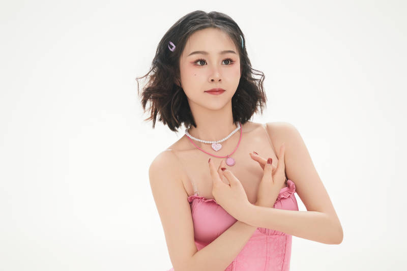 身穿粉色芭蕾舞服跳舞的亚洲少女图片