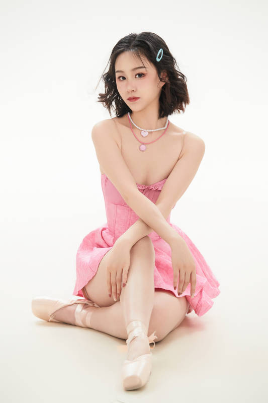 身穿粉色芭蕾舞服跳舞的亚洲少女图片