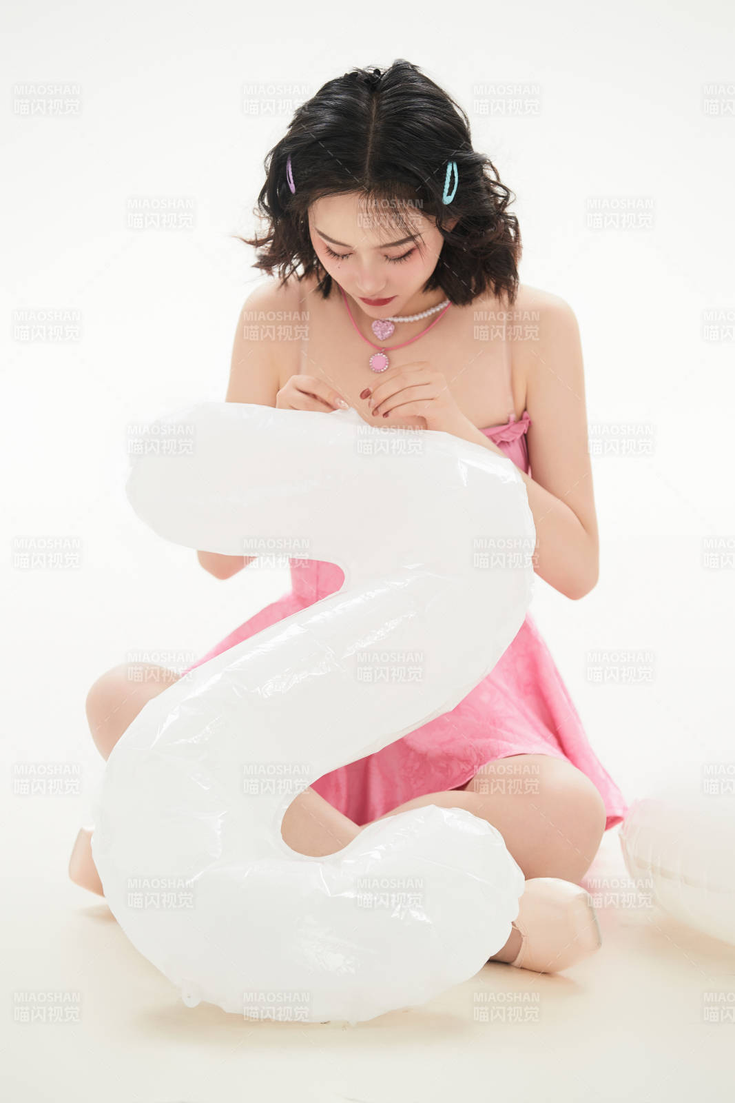 身穿粉色芭蕾舞服跳舞的亚洲少女图片