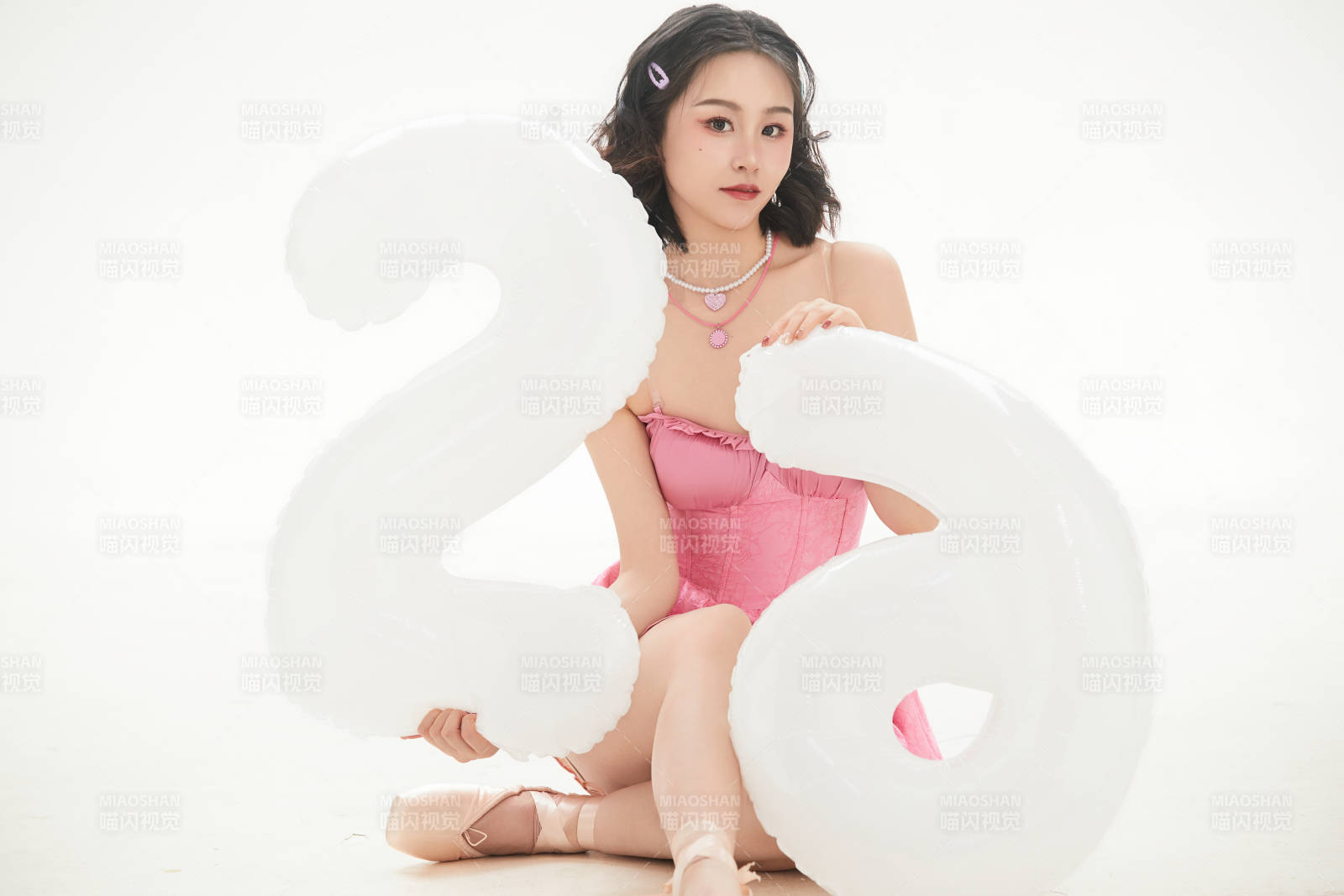 身穿粉色芭蕾舞服跳舞的亚洲少女图片