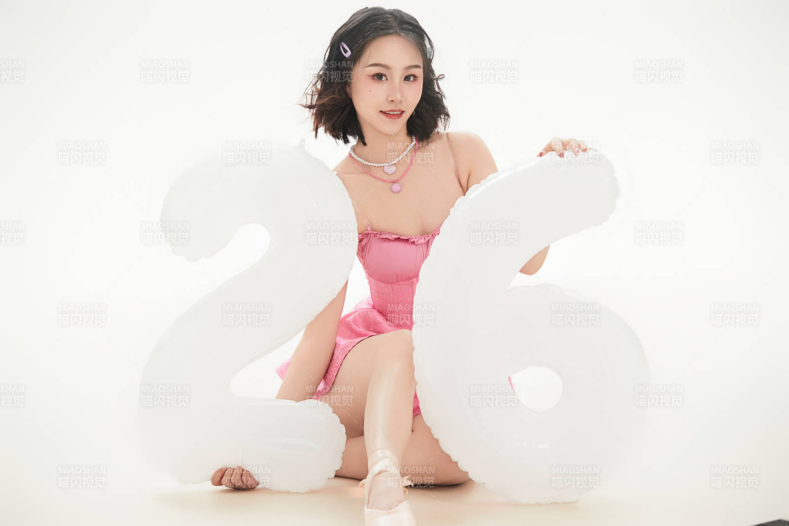 身穿粉色芭蕾舞服跳舞的亚洲少女图片