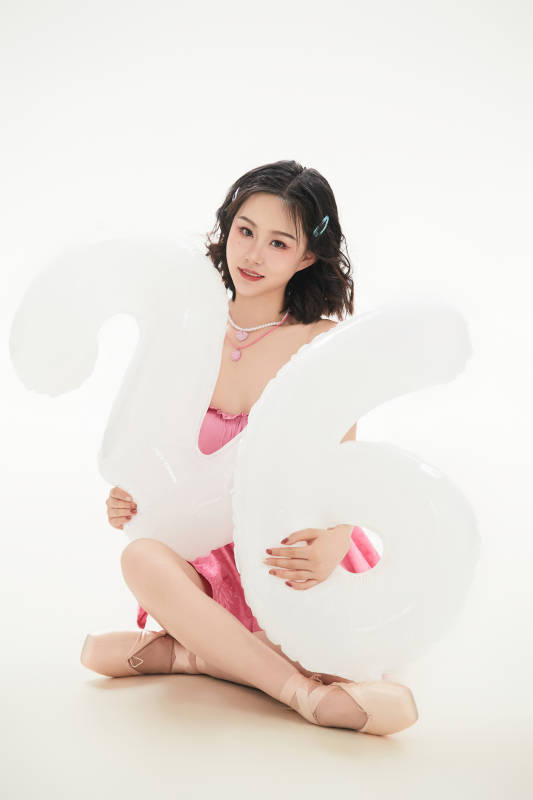 身穿粉色芭蕾舞服跳舞的亚洲少女图片