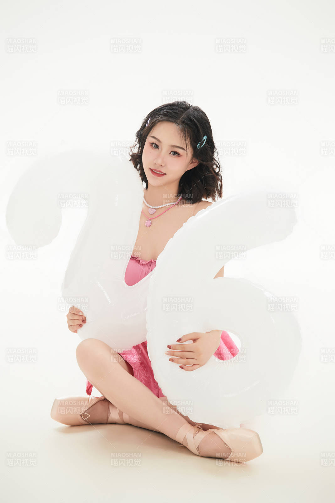 身穿粉色芭蕾舞服跳舞的亚洲少女图片