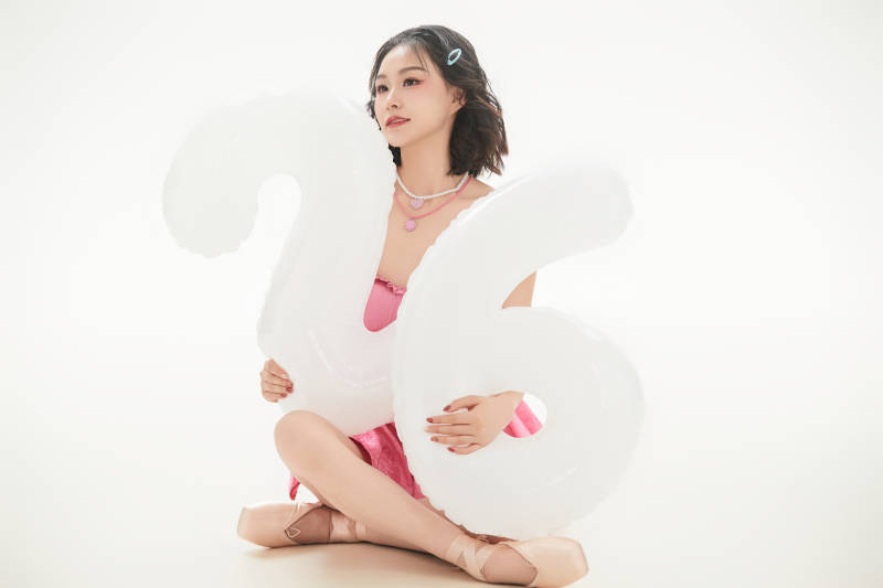 身穿粉色芭蕾舞服跳舞的亚洲少女图片