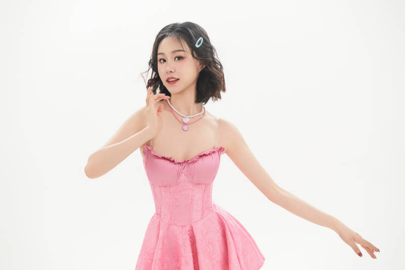 身穿粉色芭蕾舞服跳舞的亚洲少女图片