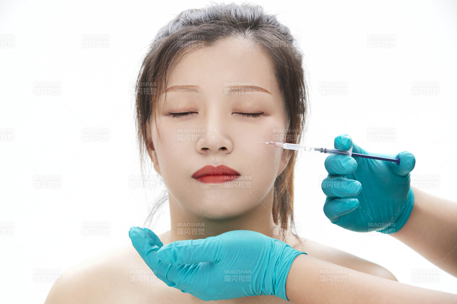 做面部注射整形的亚洲女士图片