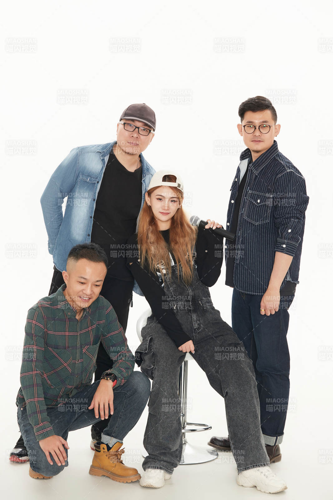影棚拍摄的白色背景下四人乐队组合形象图片