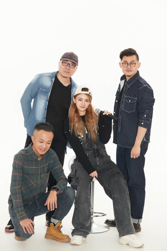 影棚拍摄的白色背景下四人乐队组合形象图片