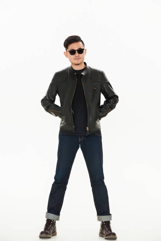 白色背景下的雅痞青年形象图片