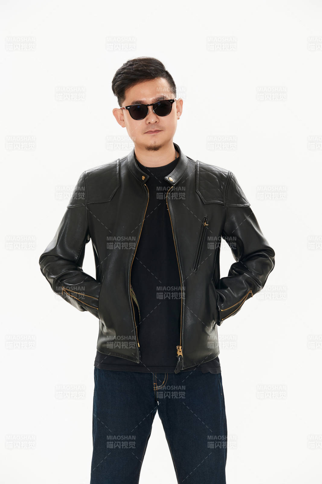 白色背景下的雅痞青年形象图片