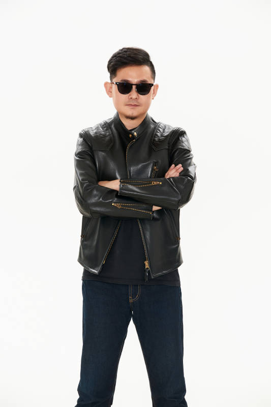 白色背景下的雅痞青年形象图片