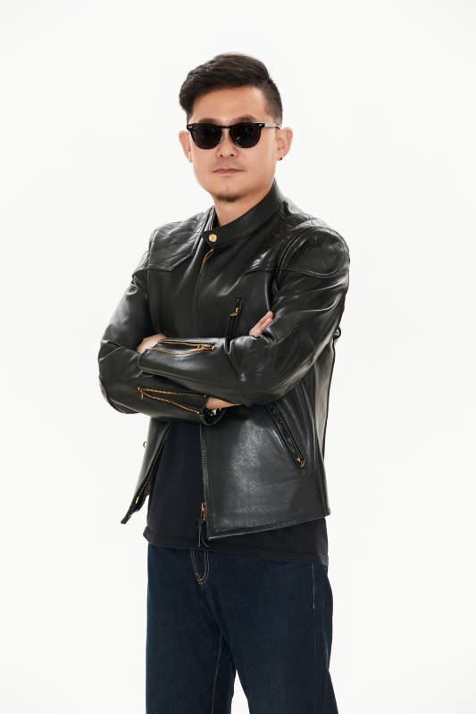 白色背景下的雅痞青年形象图片