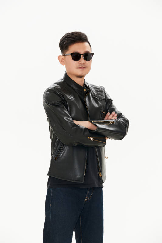 白色背景下的雅痞青年形象图片