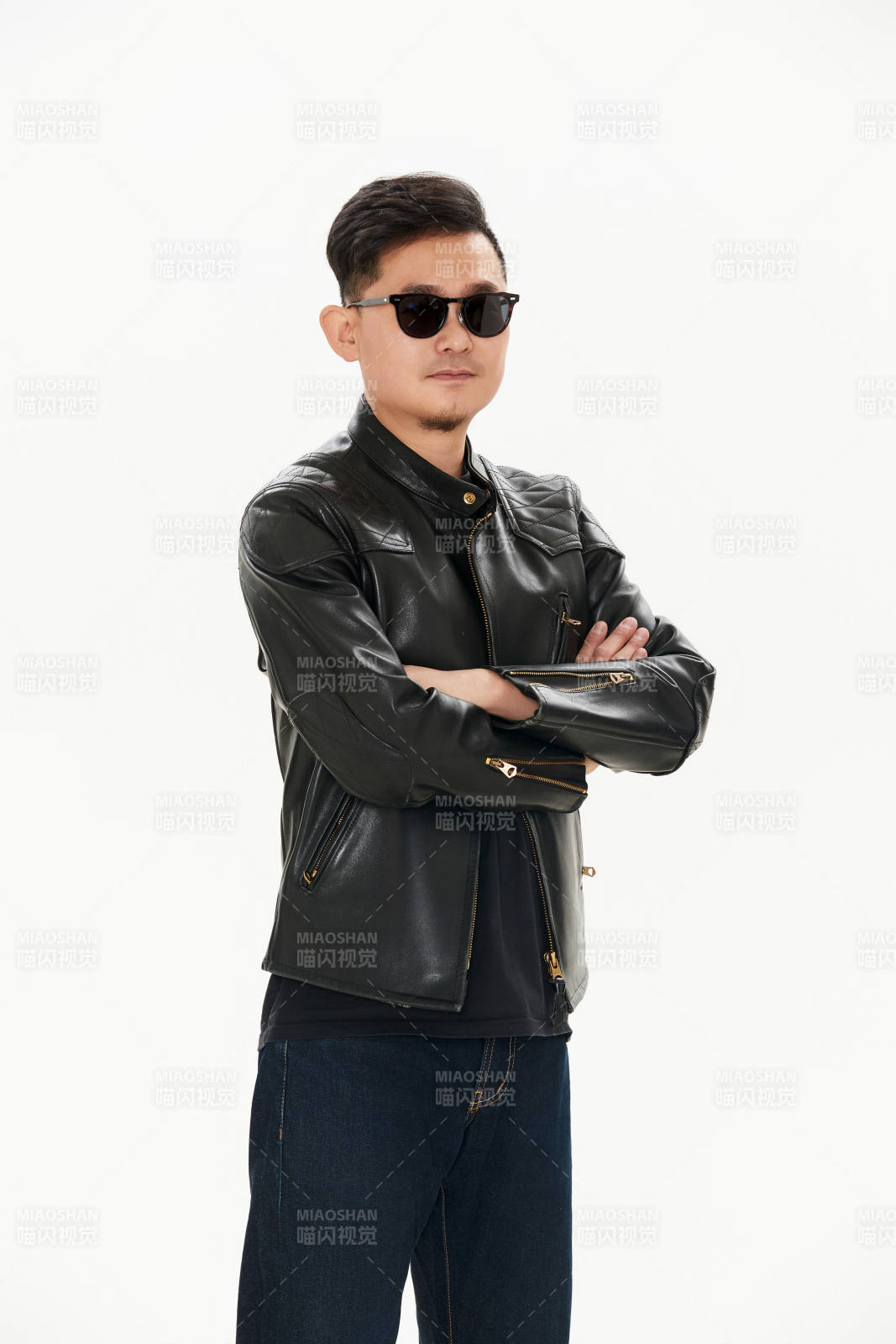 白色背景下的雅痞青年形象图片